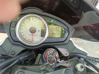 Kawasaki Z750 - Moto blanca