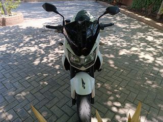 Kawasaki Z750 - Moto blanca