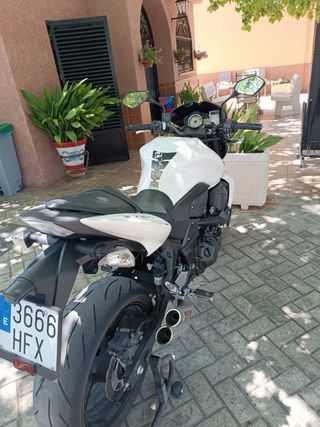 Kawasaki Z750 - Moto blanca