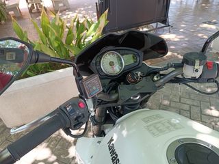 Kawasaki Z750 - Moto blanca