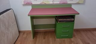 Escritorio infantil verde y rosa con estores