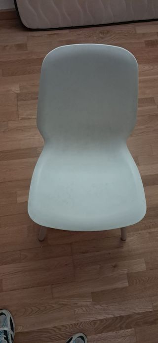 Escritorio infantil verde y rosa con estores