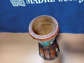 Djembé africano con parches de piel natural.