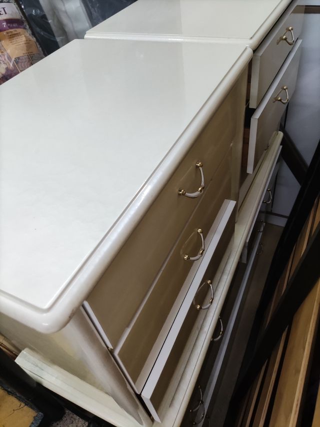 Muebles varios, cajoneras, somieres, adornos, etc