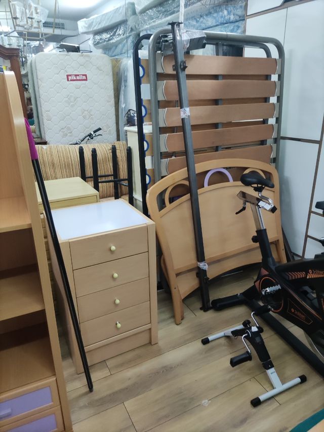 Muebles varios, cajoneras, somieres, adornos, etc