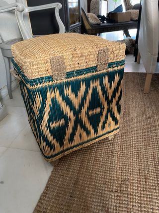 Mesa auxiliar/Taburete de ratán.