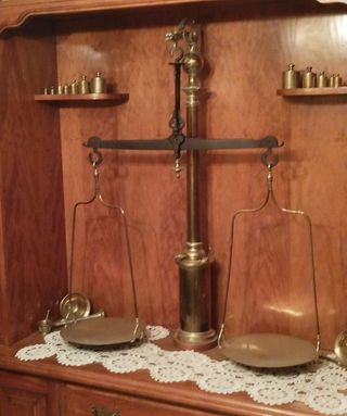 Balanza romana antigua dorada