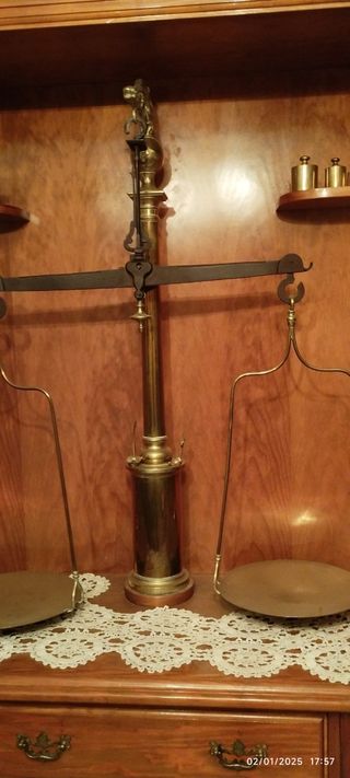 Balanza romana antigua dorada