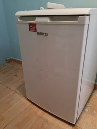 Mini nevera Beko con congelador