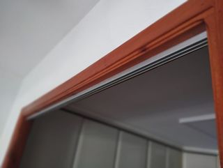 Vidrios de ventana corredera y rieles salón-cocina