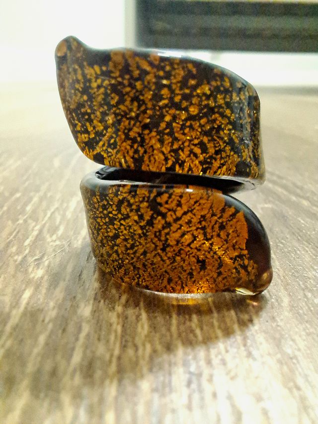 Anillo de cristal negro y dorado