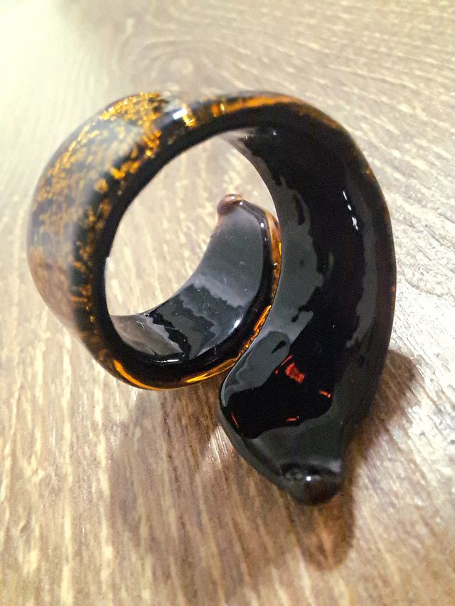 Anillo de cristal negro y dorado