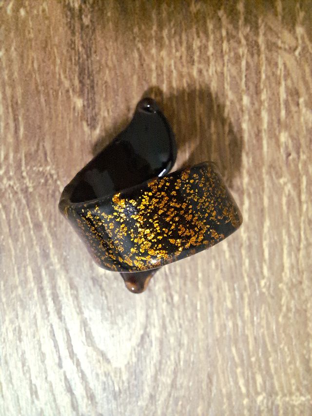 Anillo de cristal negro y dorado