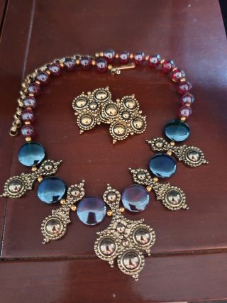 Joyas vintage doradas y rojas