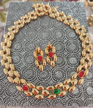 Joyas vintage doradas y rojas