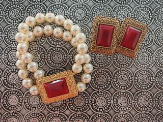 Joyas vintage doradas y rojas