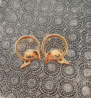 Joyas vintage doradas y rojas
