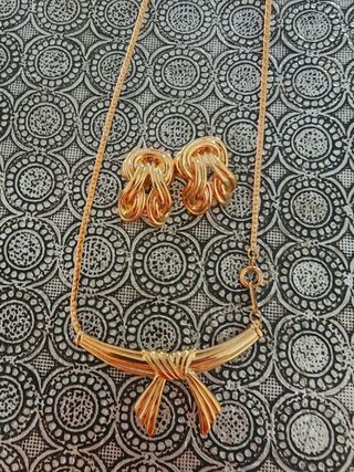 Joyas vintage doradas y rojas