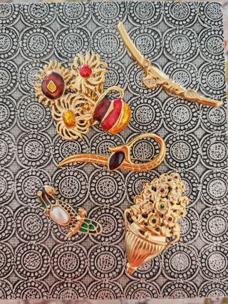 Joyas vintage doradas y rojas