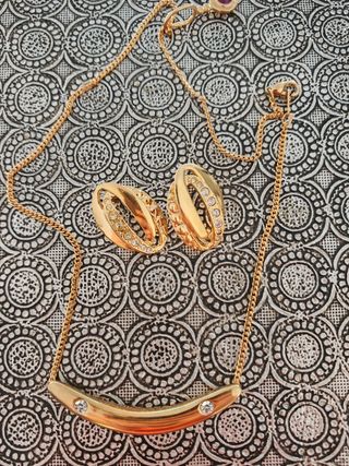 Joyas vintage doradas y rojas