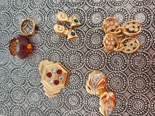 Joyas vintage doradas y rojas