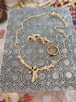 Joyas vintage doradas y rojas
