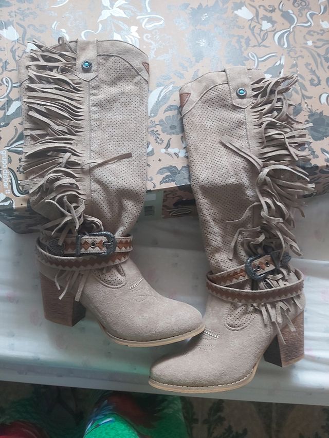 Botas vaqueras beige con flecos