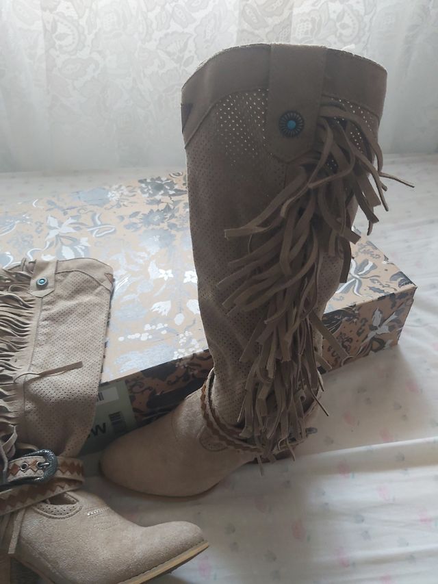 Botas vaqueras beige con flecos