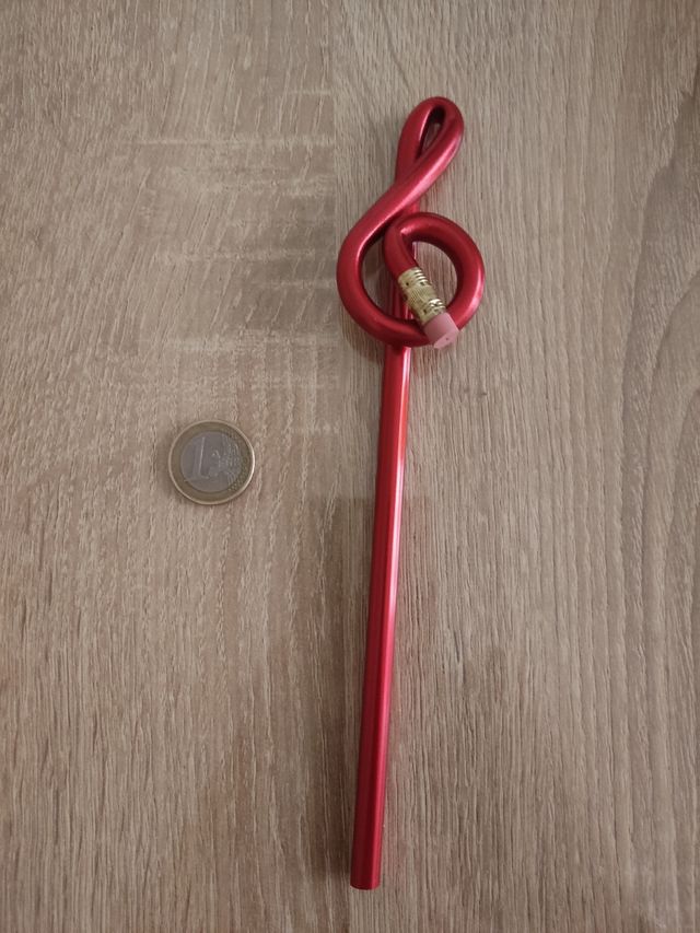 Lápiz rojo forma de clave de sol