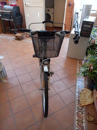 Bicicleta Giant blanca, cestillo, casco y portabot