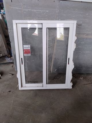 Ventana corrediza blanca