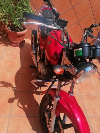 Yamaha YBR 125 roja. 