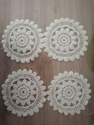 4 tapetes de ganchillo 11 cms.