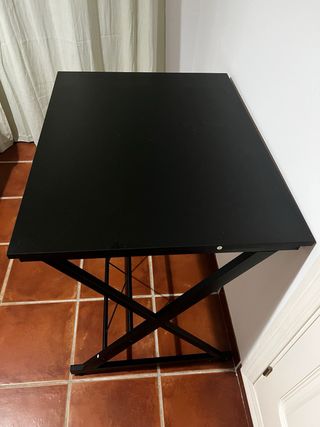 Mesas de escritorio negras con patas metálicas