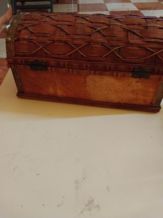 Baúl vintage de mimbre y madera