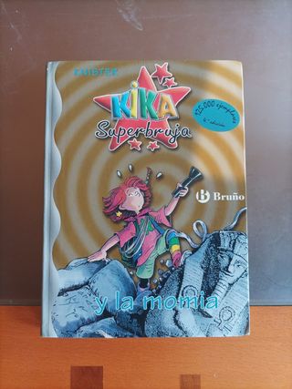 Kika Superbruja y la momia (Spanish Edition)