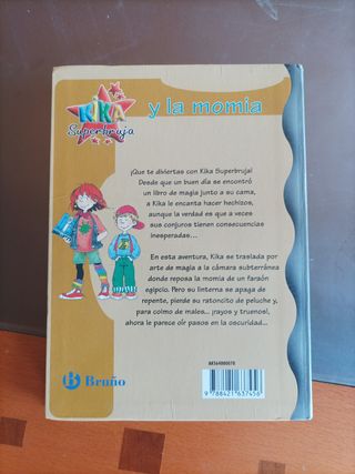 Kika Superbruja y la momia (Spanish Edition)