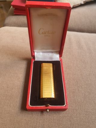 Encendedor Cartier chapado en oro.