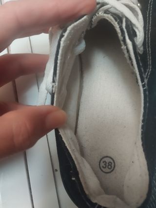 Zapatillas tipo converse negras.