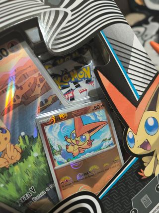 Victini - Caja Colección Ilustración SELLADO ✅