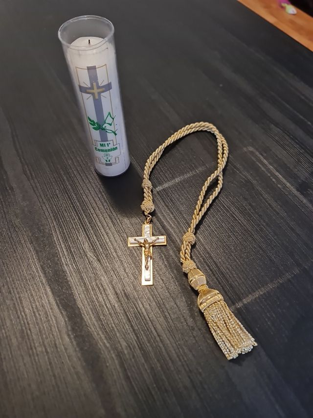 Cruz con cordón y vela para comunión
