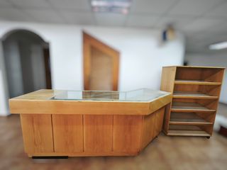 Mueble mostrador madera-vidrio