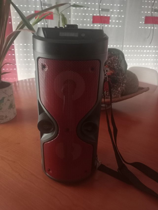 Altavoz Portátil Rojo y Negro