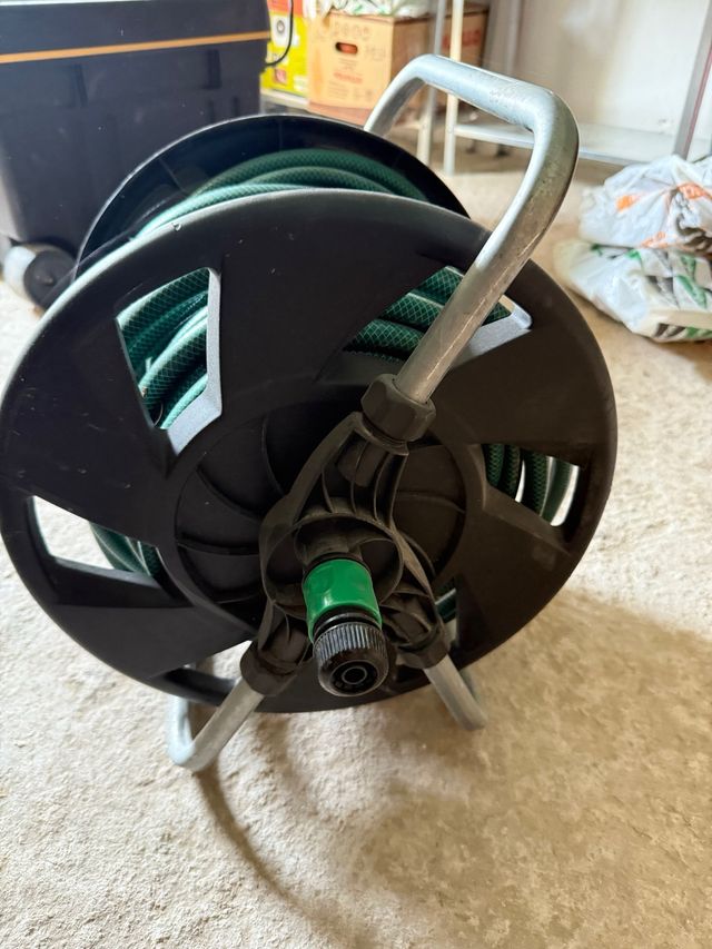 Enrollador manguera jardín