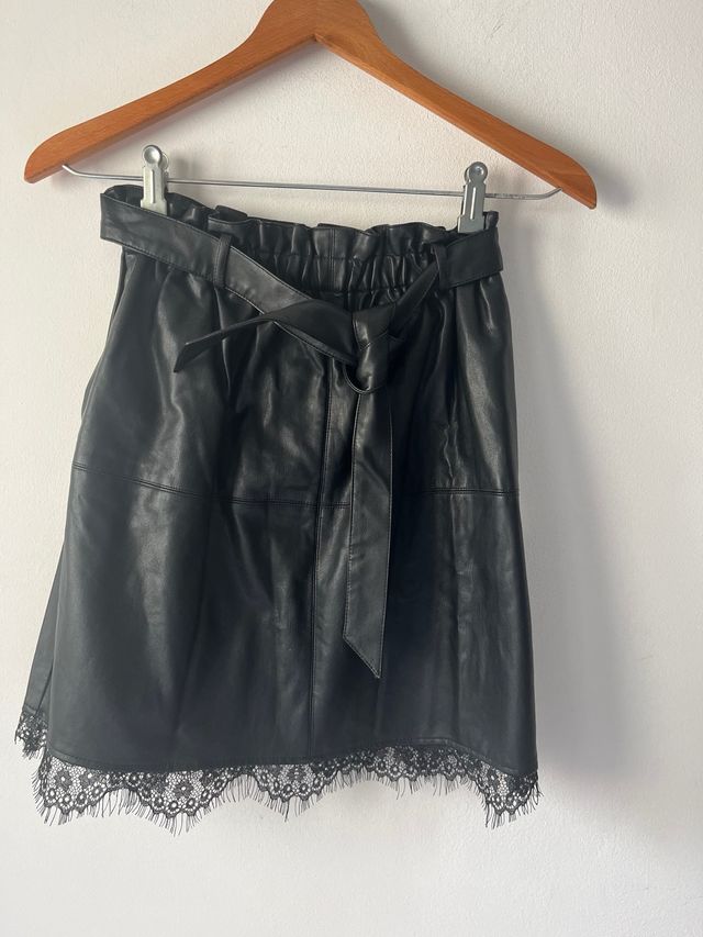 Falda negra encaje