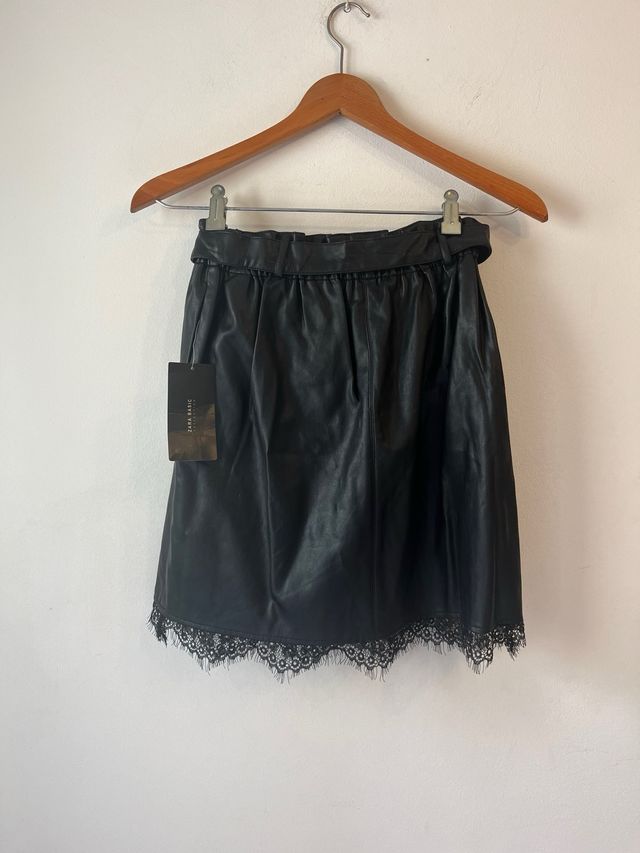 Falda negra encaje