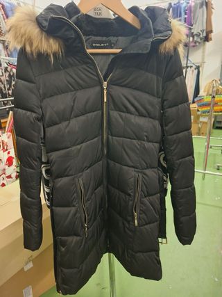Plumifero negro mujer con capucha