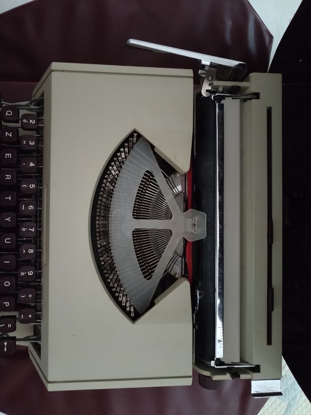 Macchina da scrivere Olivetti vintage