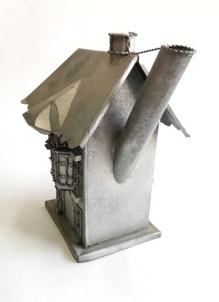 Original regadera vintage con forma de casa, acero