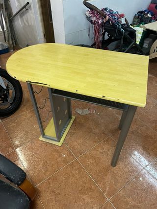 Mesa alta vintage con estantería para botellas.